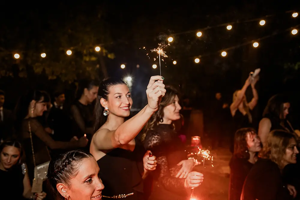 Estrellitas de invitados mientras ellos se besan