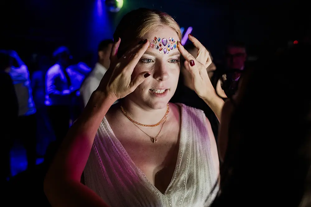 Novia se pone glitter