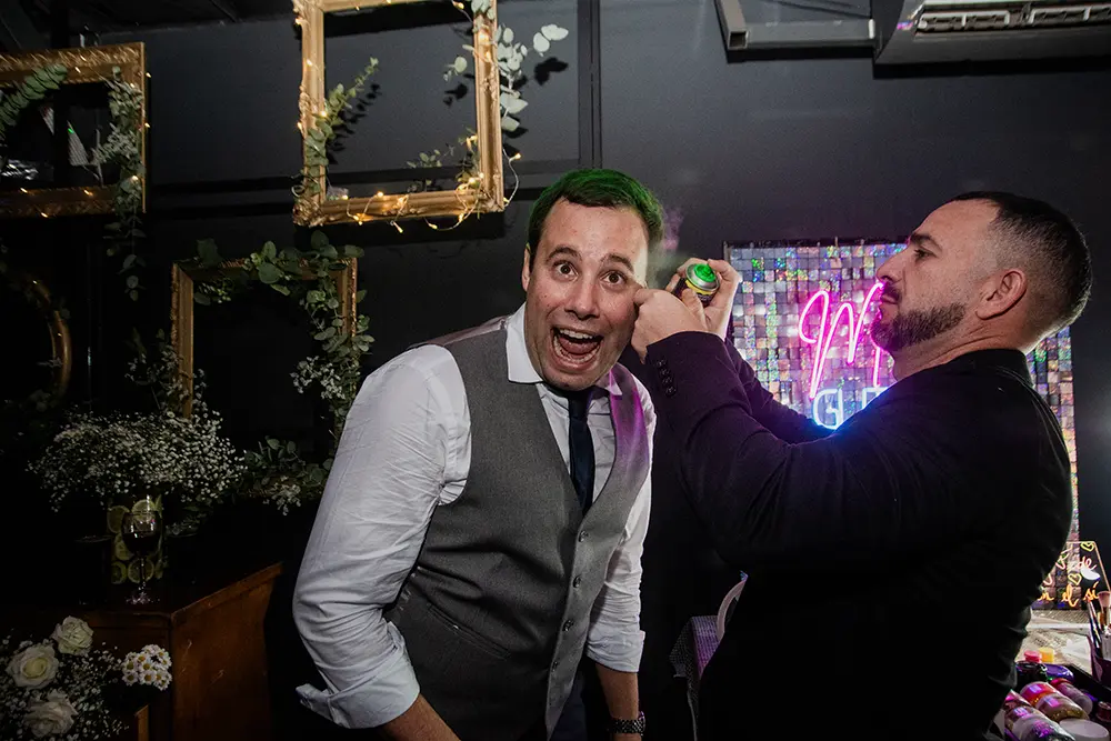 Novio se pinta el pelo