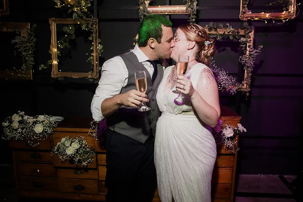 Beso de novios en el brindis