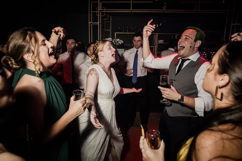 Novios y amigos bailando