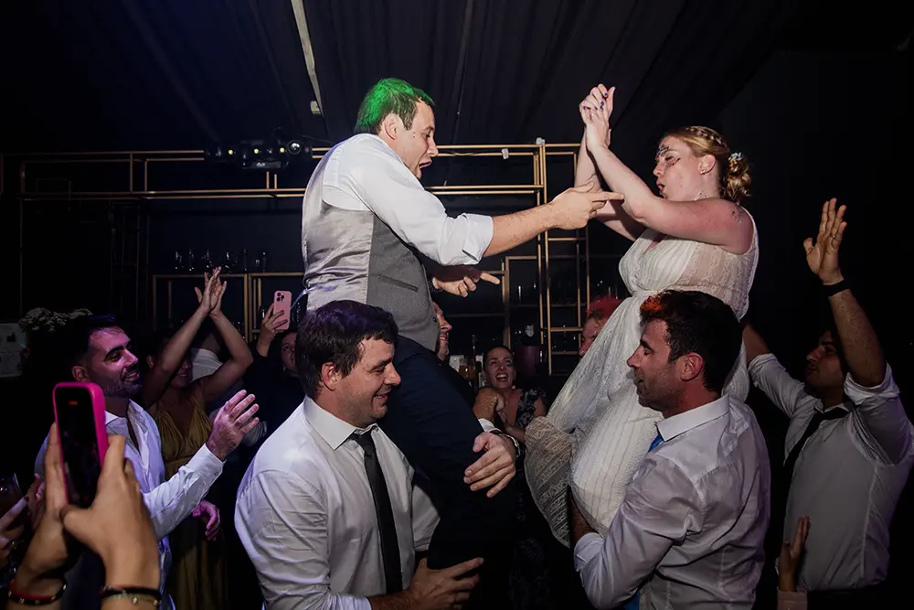 Invitados levantan a los novios en hombros