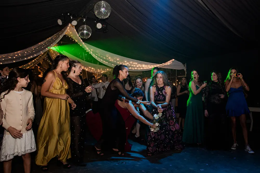 Las invitadas peleando por agarrar el ramo de novia