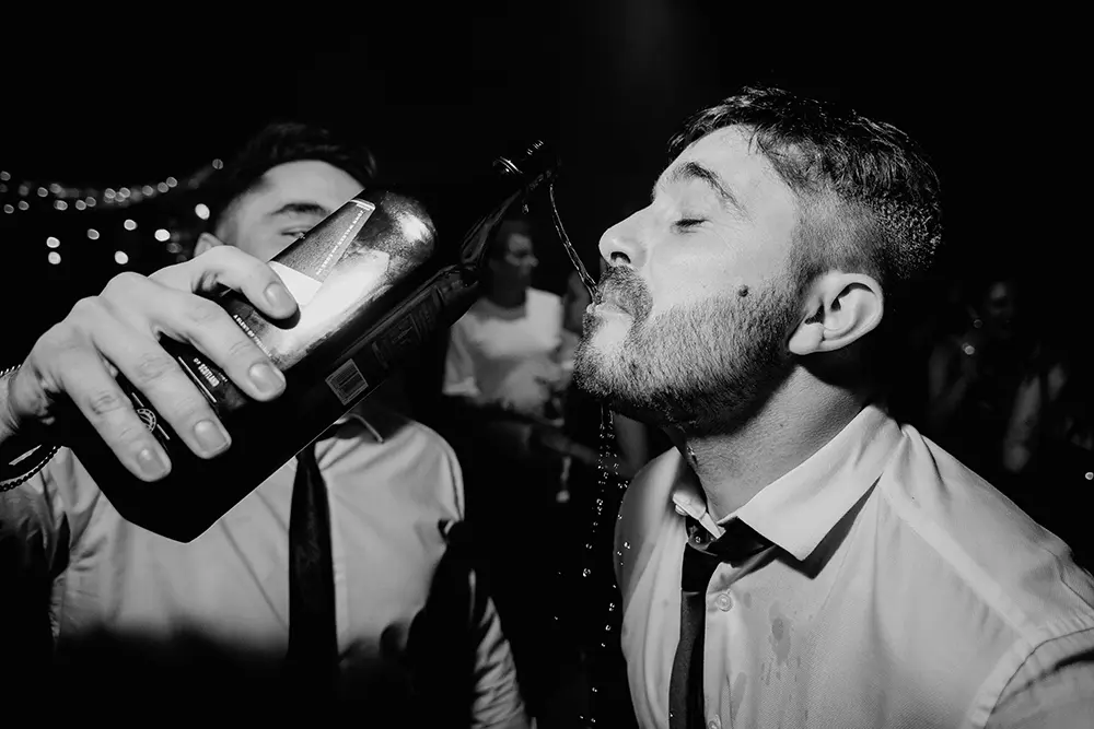 Comparten el whisky con los invitados