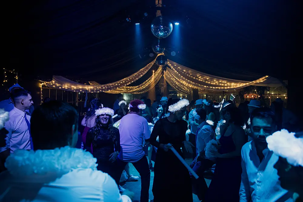 Foto de invitados bailando