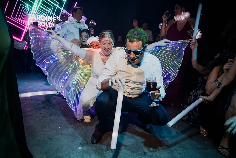 Foto de novios perreando con cotillón