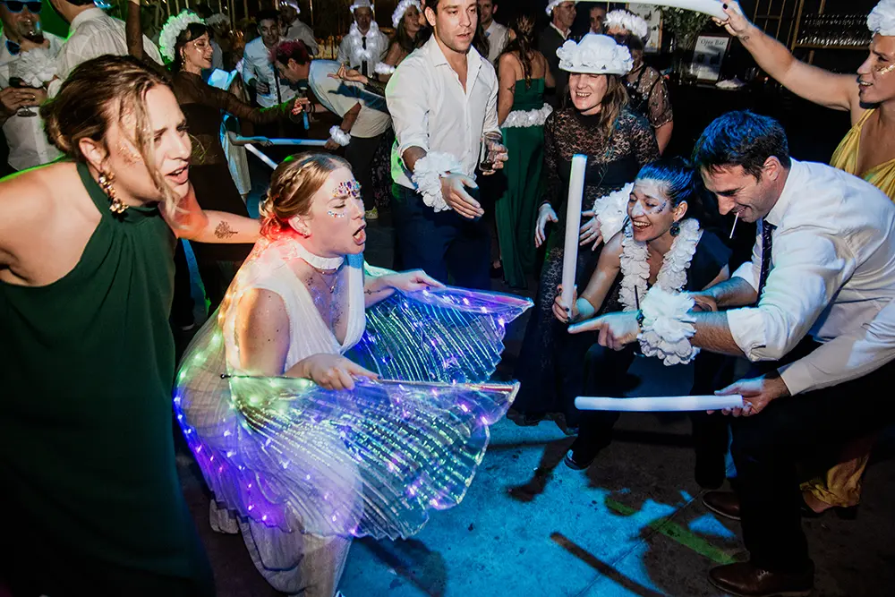 Novia y amigos bailando
