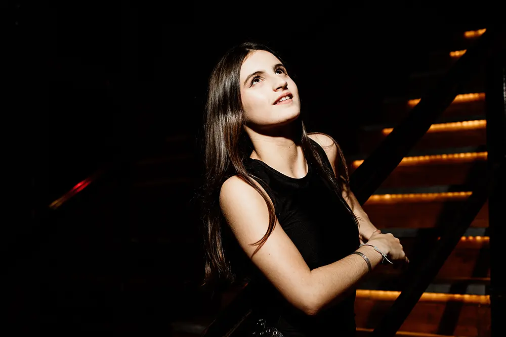 Retrato de la quinceañera en la escalera del boliche