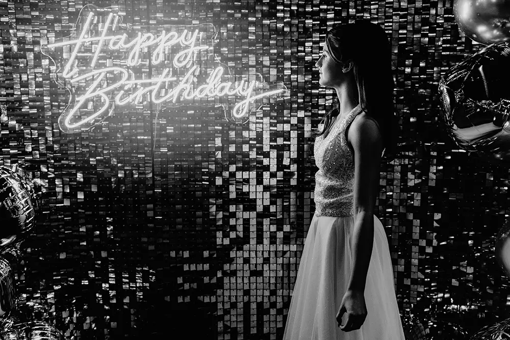Retrato de Pauli iluminada por el neon del cumple