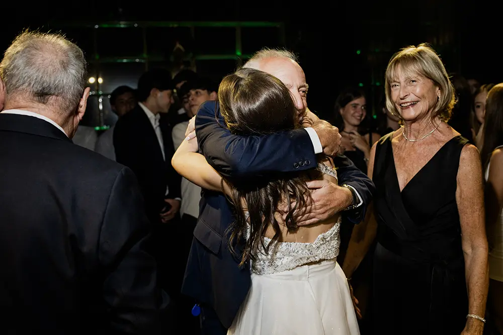 Abrazo del abuelo paterno