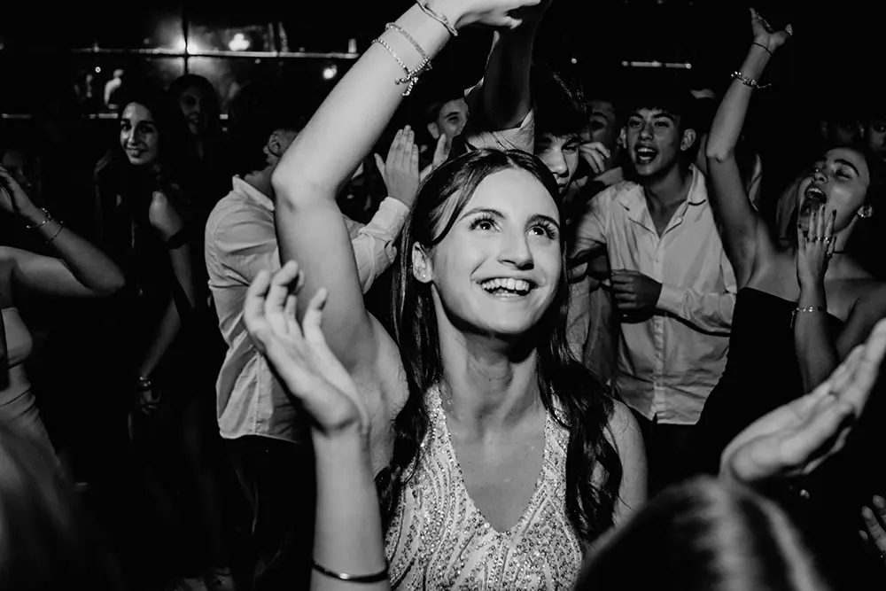Foto de Pauli bailando feliz