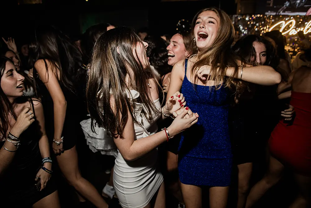 Amigas bailando