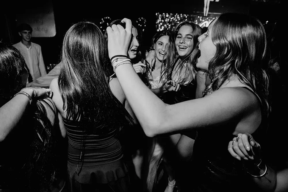 Amigas bailando foto espontánea