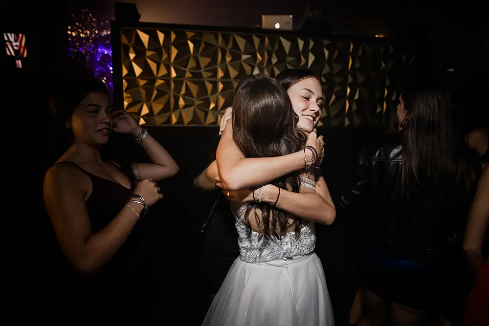 Abrazo de amiga a Pauli