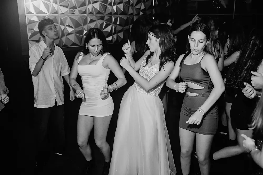 Pauli y amigas bailando, foto espontánea