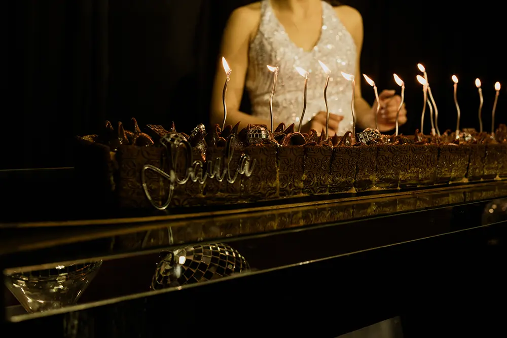 La torta y sus 15 velas encendidas