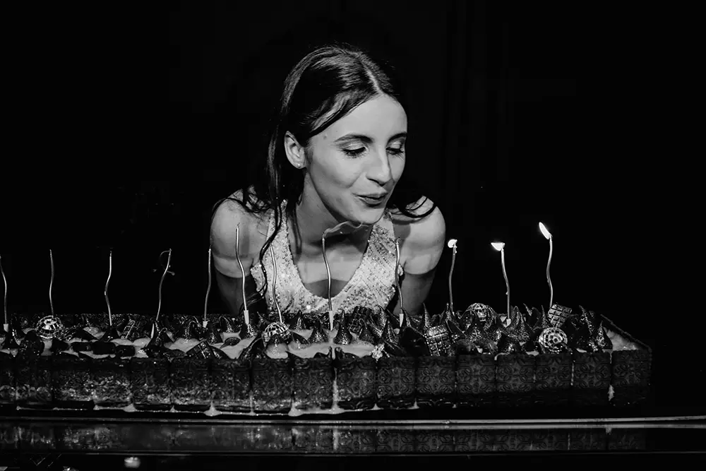 Pauli soplando las velas