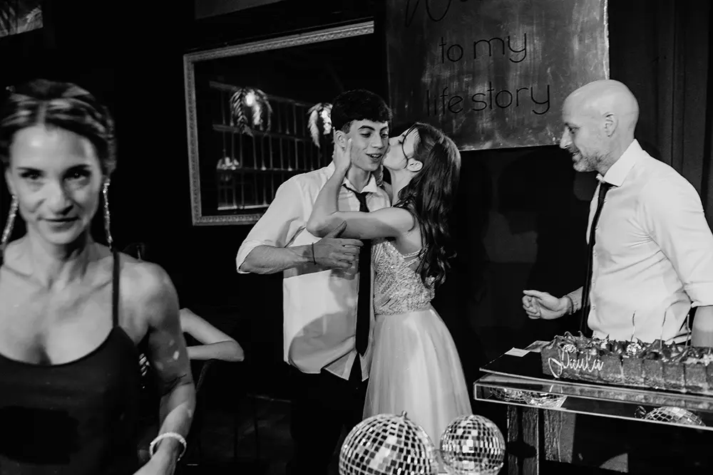 Pauli le da un beso espontáneo a su hermano