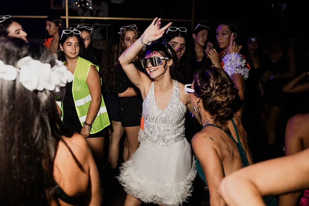 Pauli bailando con su mamá