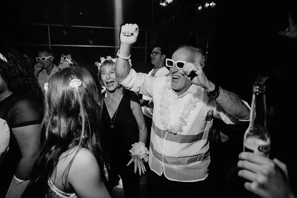 Pauli bailando con su abuelo