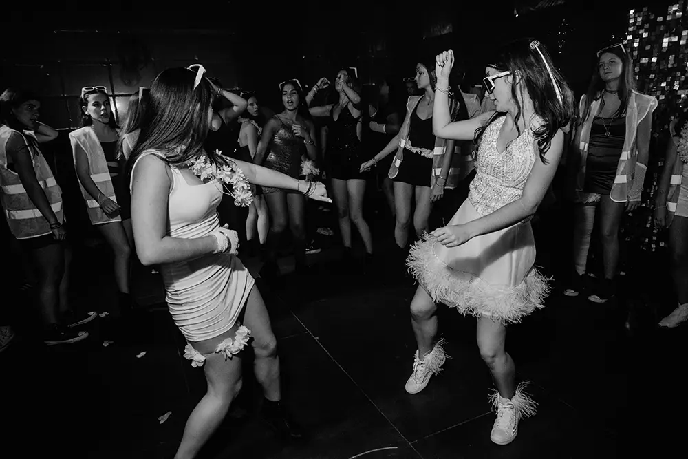 Pauli bailando con sus amigas en blanco y negro
