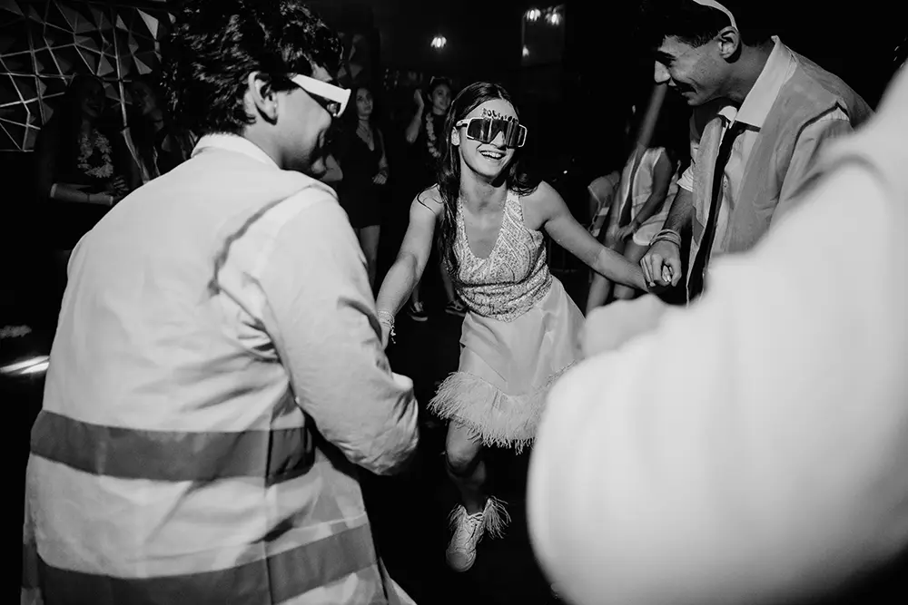 Pauli bailando con su hermano, foto en blanco y negro