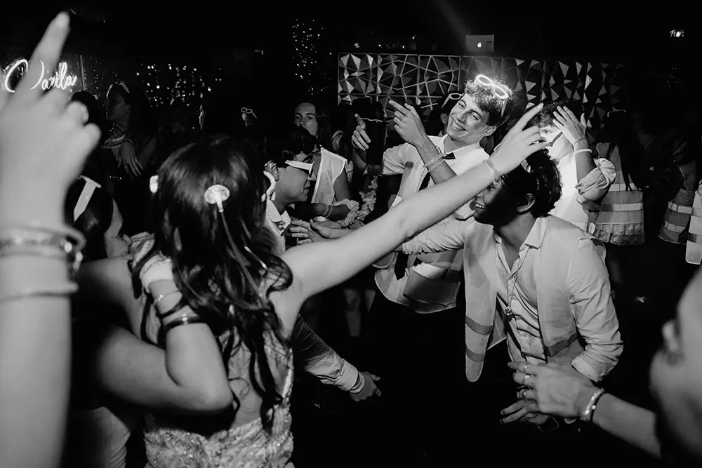 El hermano la mira con ternura, foto en blanco y negro