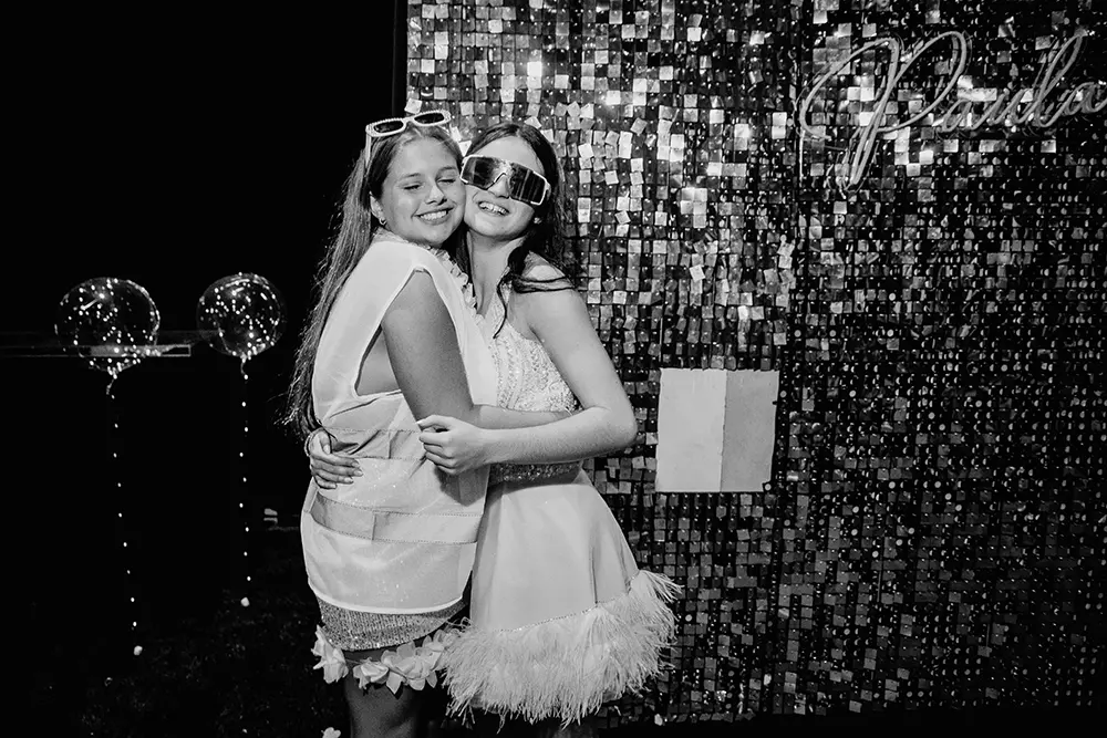 Foto con su amiga Male