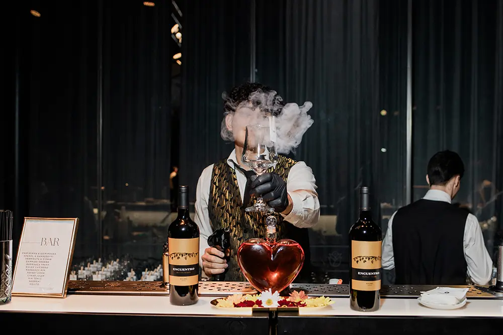Barman haciendo un trago con efecto a humo