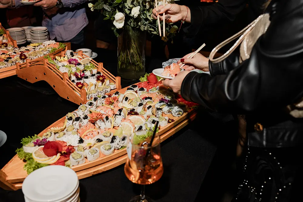 Mesa de sushi con presentación en barco