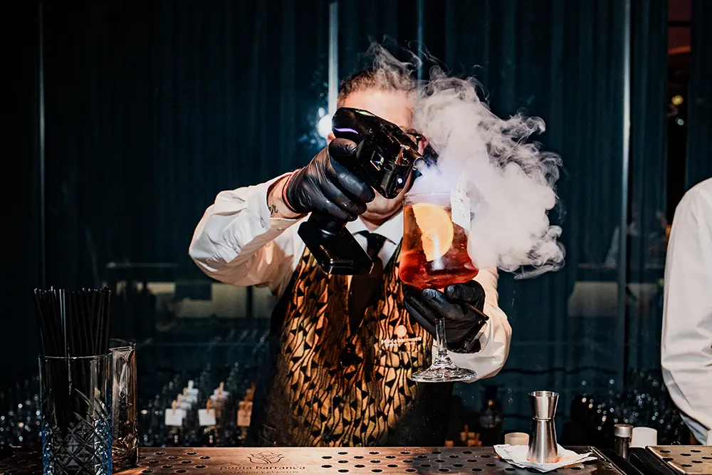Barman hace trago con efecto de humo