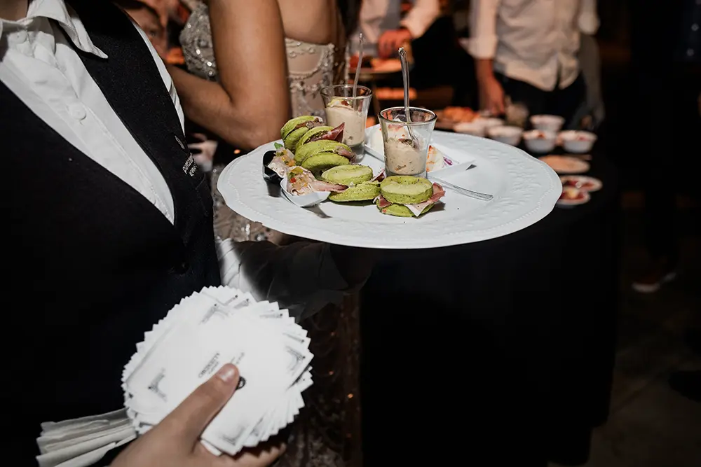El catering bandejea una comida de entrada 