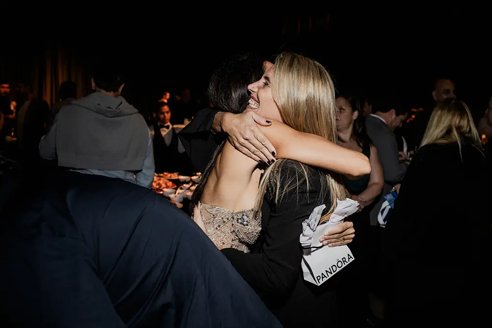 Abrazo de la invitada