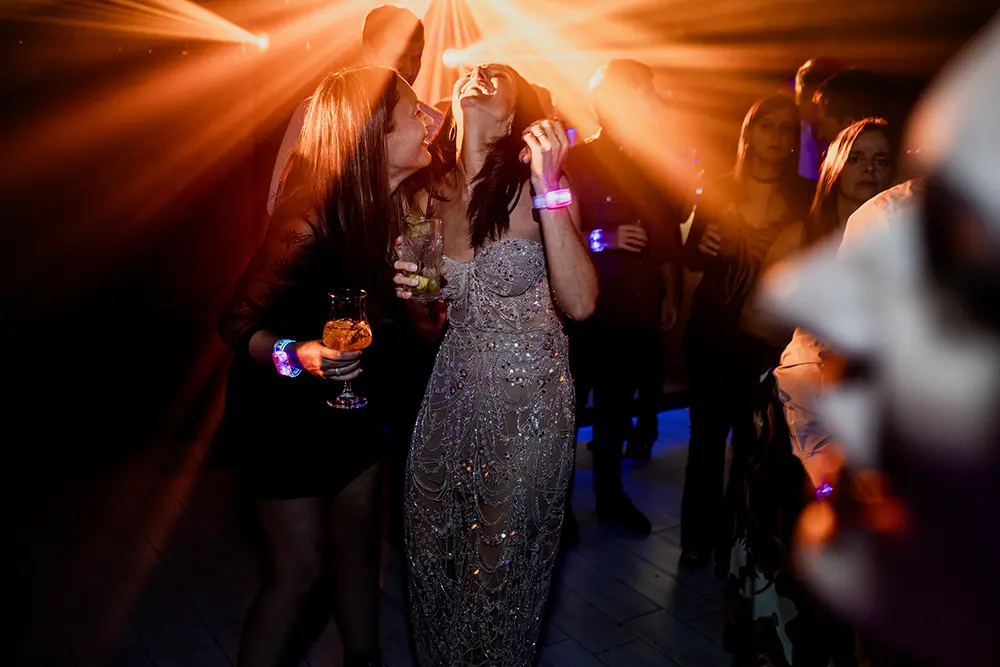 Flavia baila con amigas