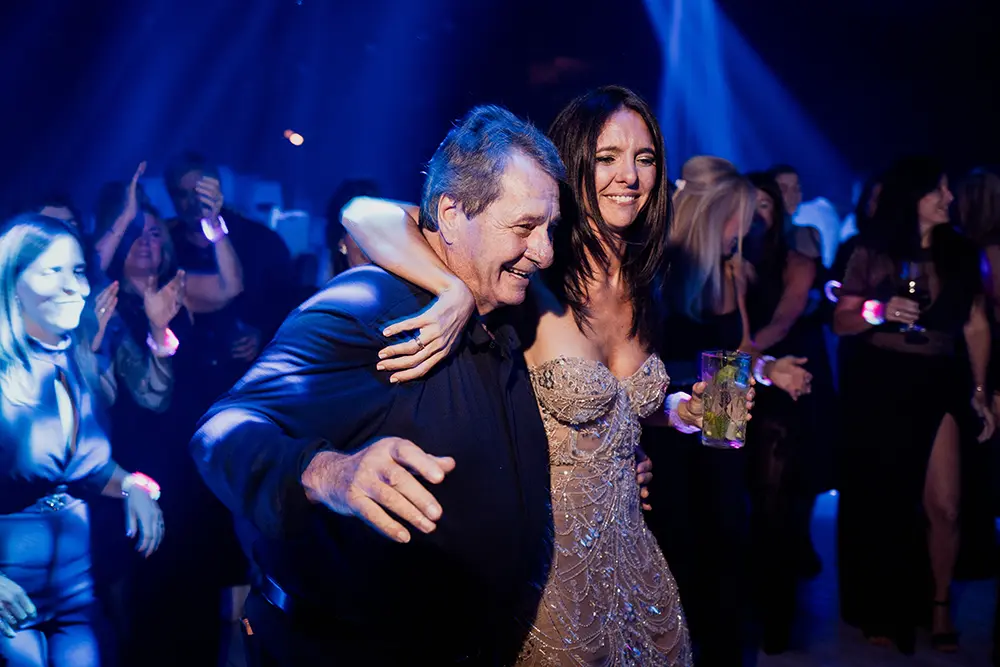 Flavia baila con el padre