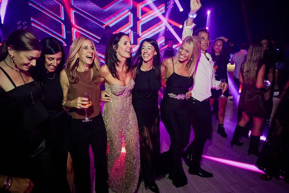 Amigas y familia bailando