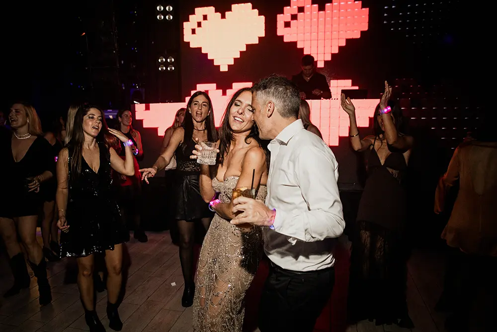 Flavia bailando con el marido
