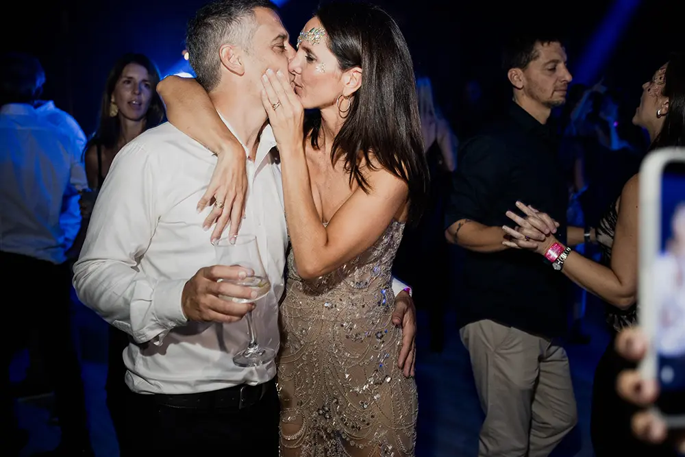 Flavia y el marido se dan un beso espontáneo