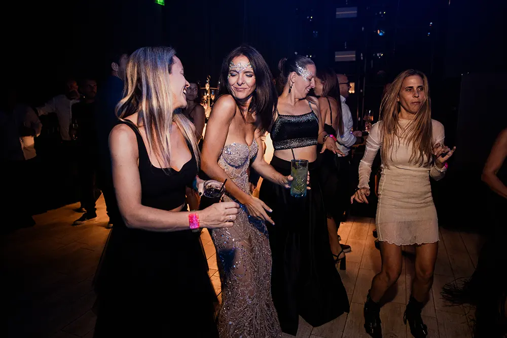 Flavia y amigas bailando