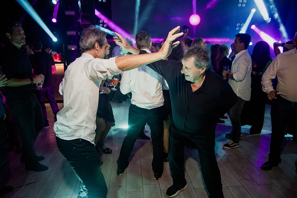 Padre de Flavia y cuñado bailando