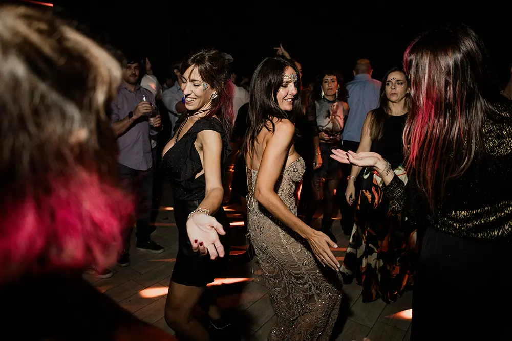 Flavia y amiga bailando