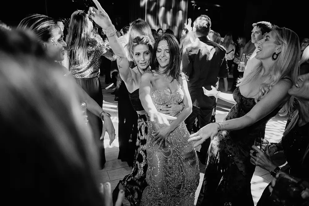 Flavia y amigas bailando