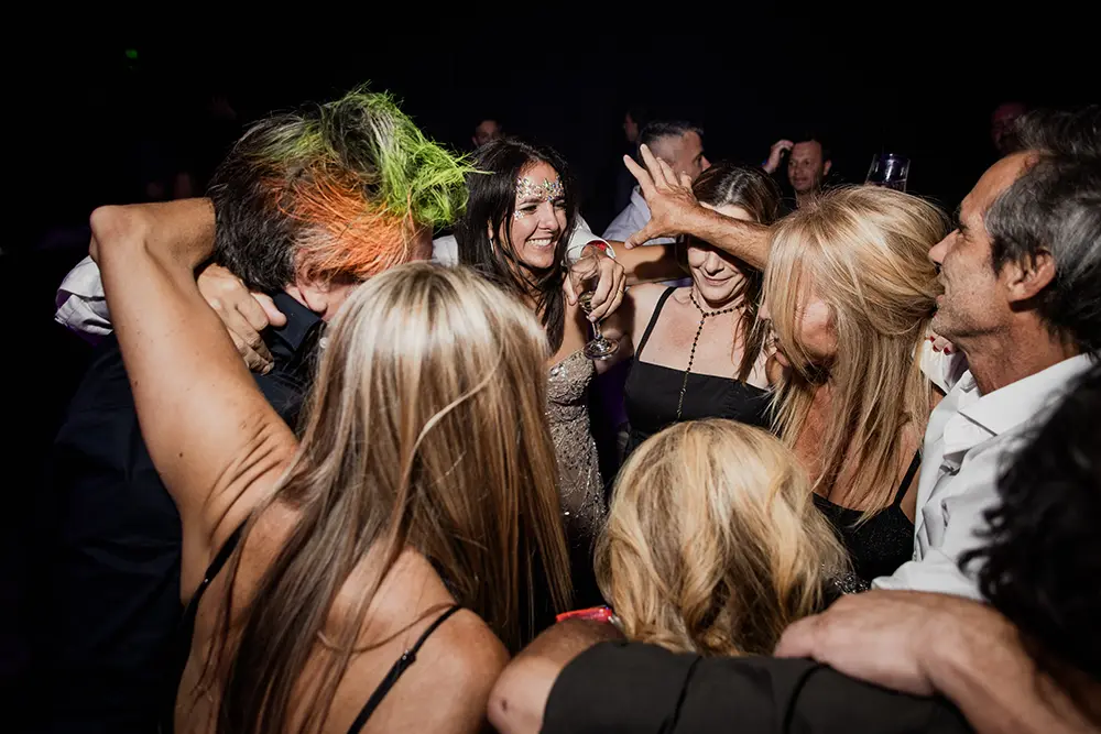 Abrazo general de amigas